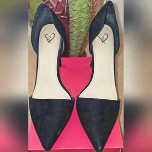 Black size 9 suede 6" heels.